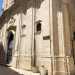 Il municipio  fiancheggiato a sinistra dalla chiesa di San Pietro, rifatta in stile barocco, ma costruita nel lontano 1184